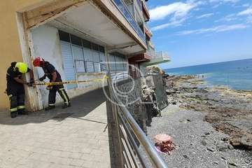 Intervención de los bomberos en Clavellinas ante la caída de cascotes del balcón de una vivienda de varias plantas (Foto TA)